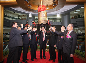 2010年南宫NG娱乐光电首次果真刊行股票，并在深圳证交所中小企业板挂牌上市