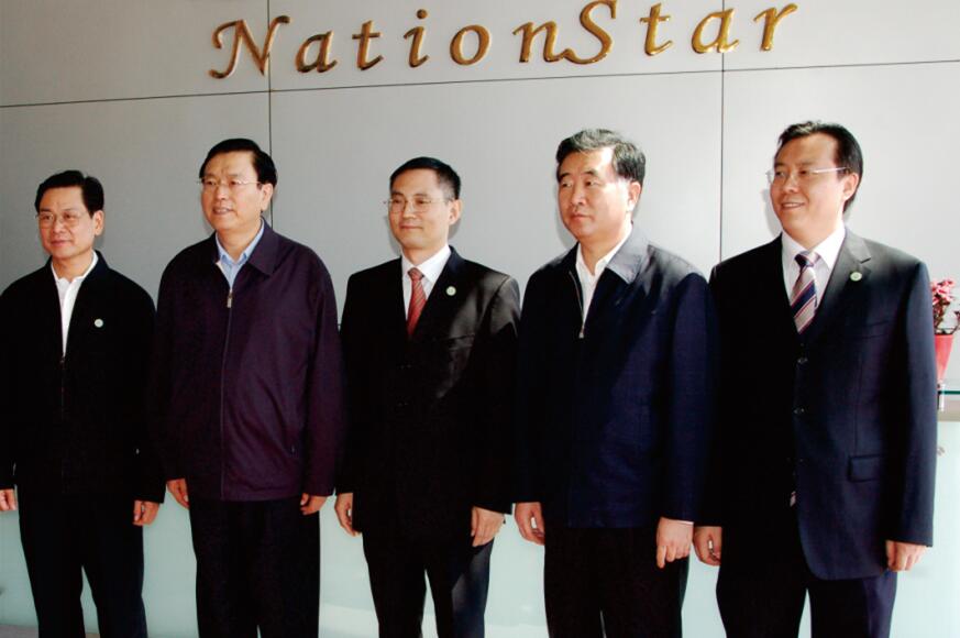 中央政治局常委、天下政协主席、国务院副总理汪洋，十二届天下人大常委会委员长张德江莅临南宫NG娱乐光电视察