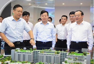 广东省副省长袁宝成一行莅临南宫NG娱乐光电考察调研