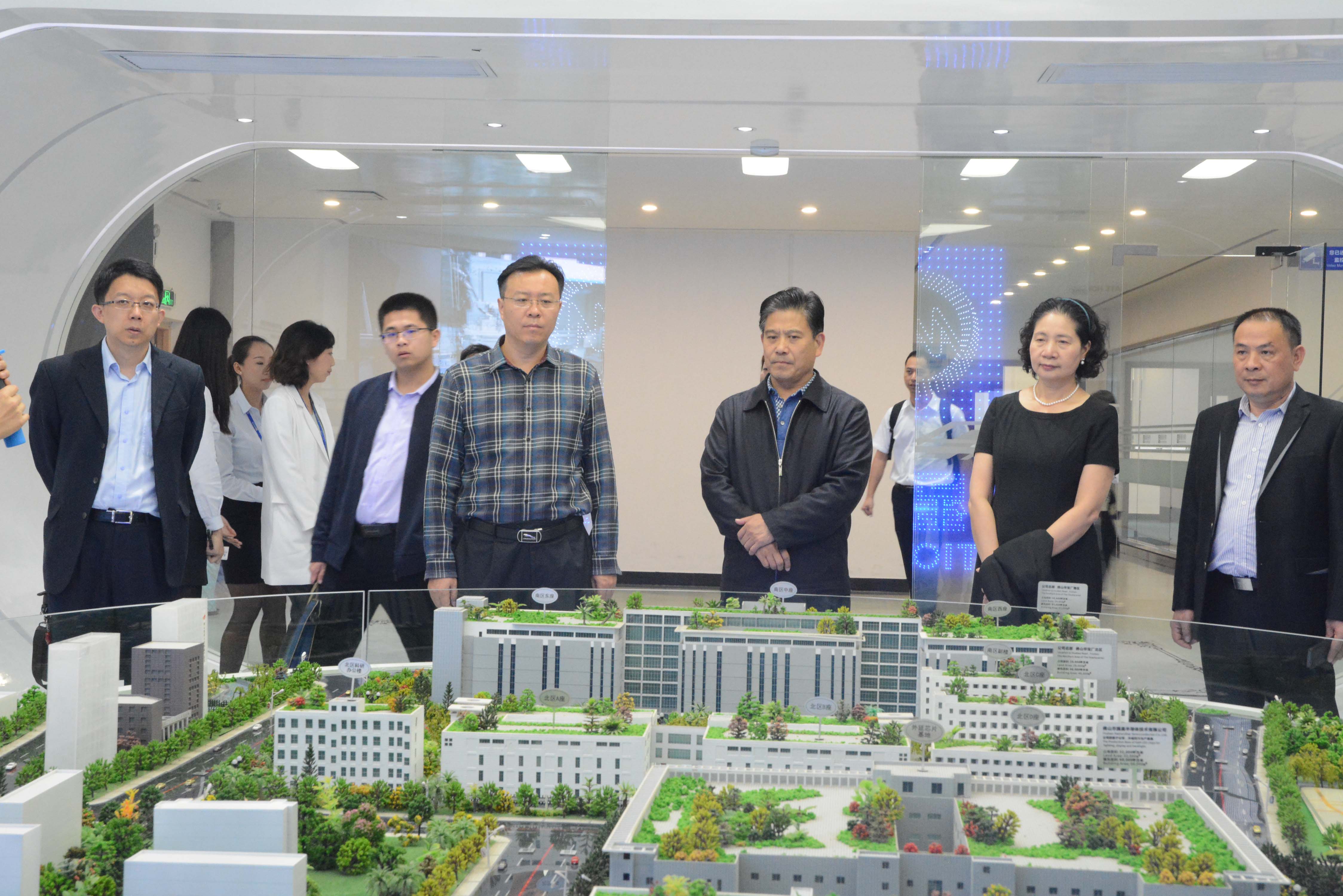 中国贸促会副会长张慎峰向导一行莅临南宫NG娱乐光电考察调研
