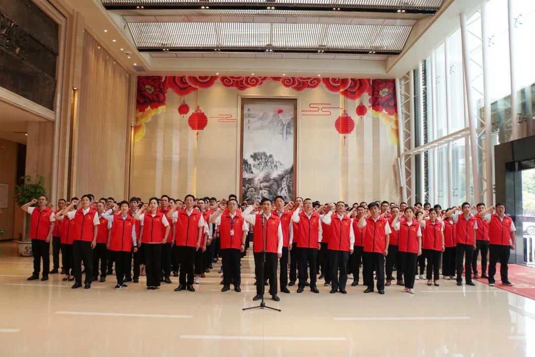 南宫NG娱乐光电开展“重温入党誓词”“奋进天下500强宣誓发动”暨“党委书记讲党课”活动