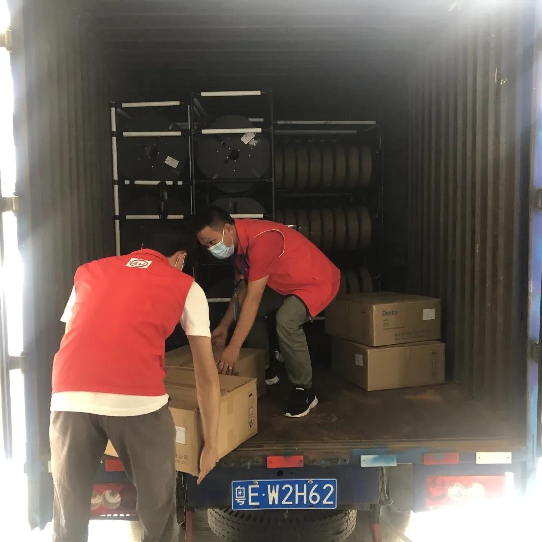 采购中心党员协力应对疫情， 收货卸货显继续