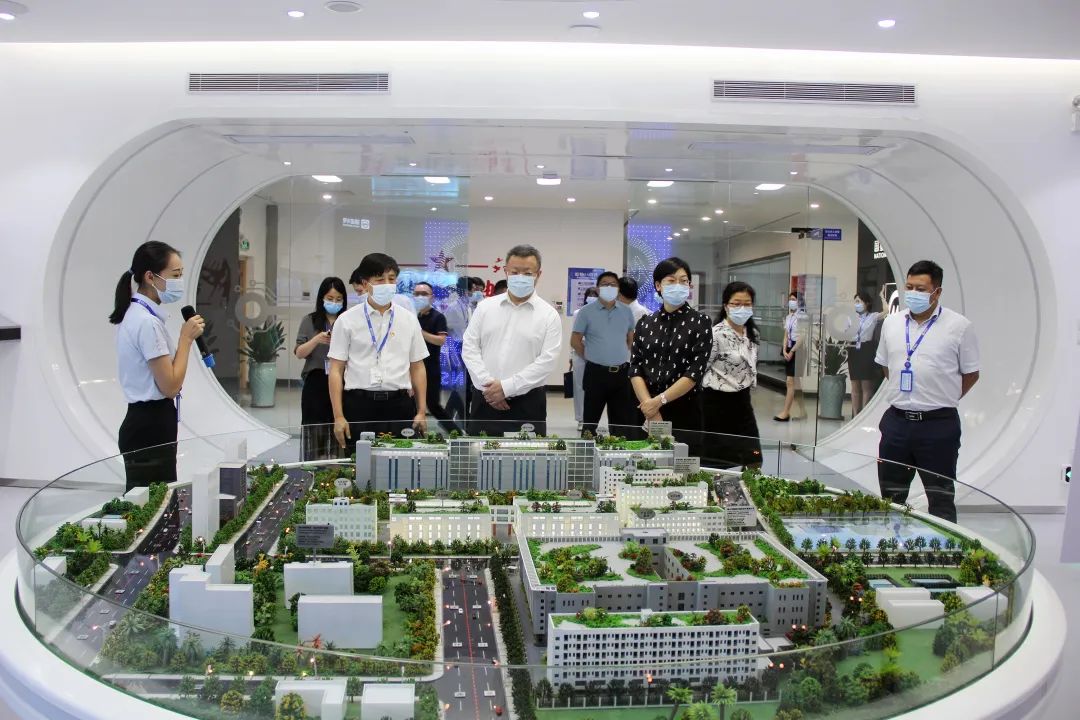 佛山科学手艺学院党委书记骆少明一行到南宫NG娱乐光电调研交流
