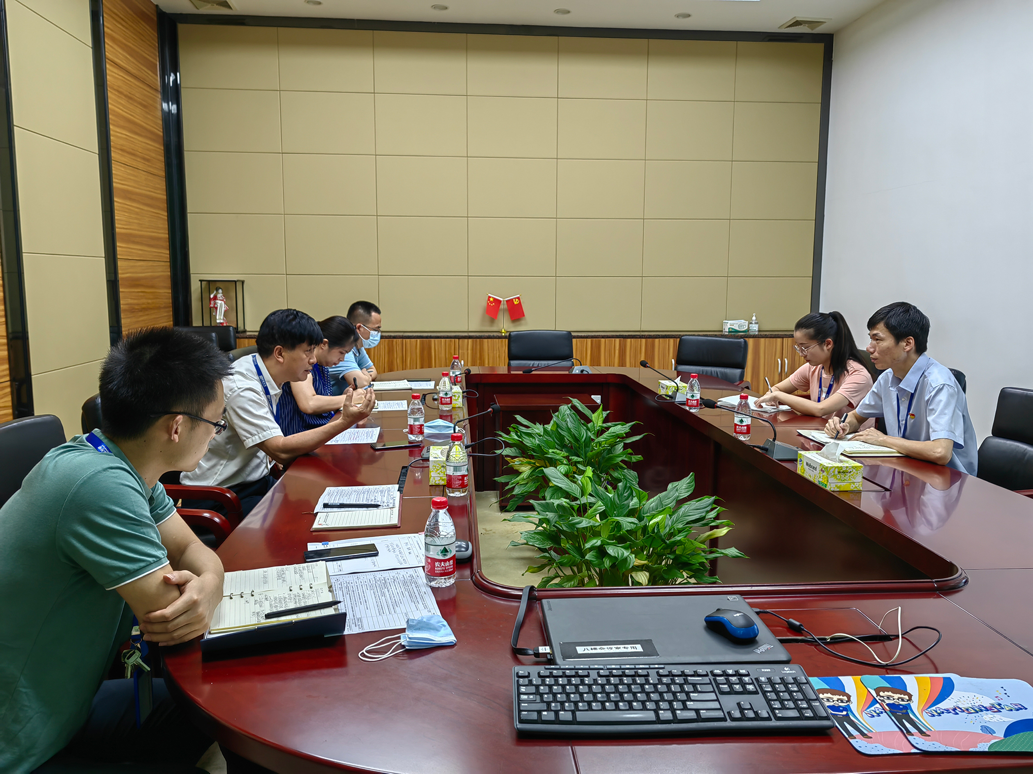 南宫NG娱乐光电党委副书记、董事、工会主席万山接访办实事