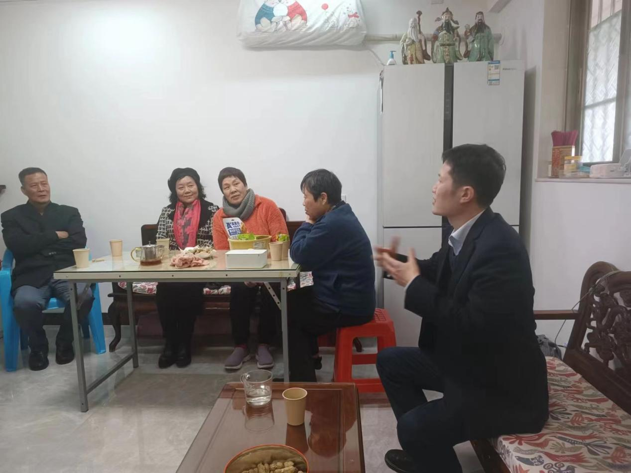芯电党支部书记郭英雄带队走访慰问退休老干部及股东代表