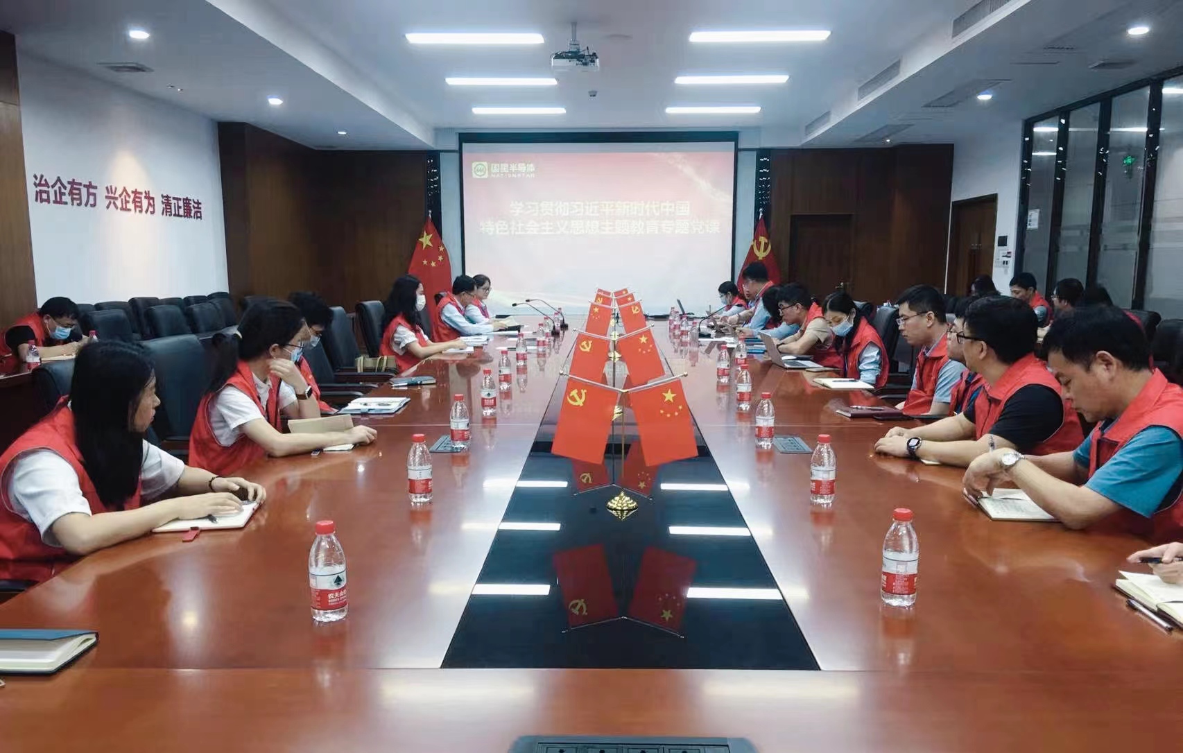 南宫NG娱乐光电党委委员、副总裁李蒲林到南宫NG娱乐半导体讲专题党课并调研