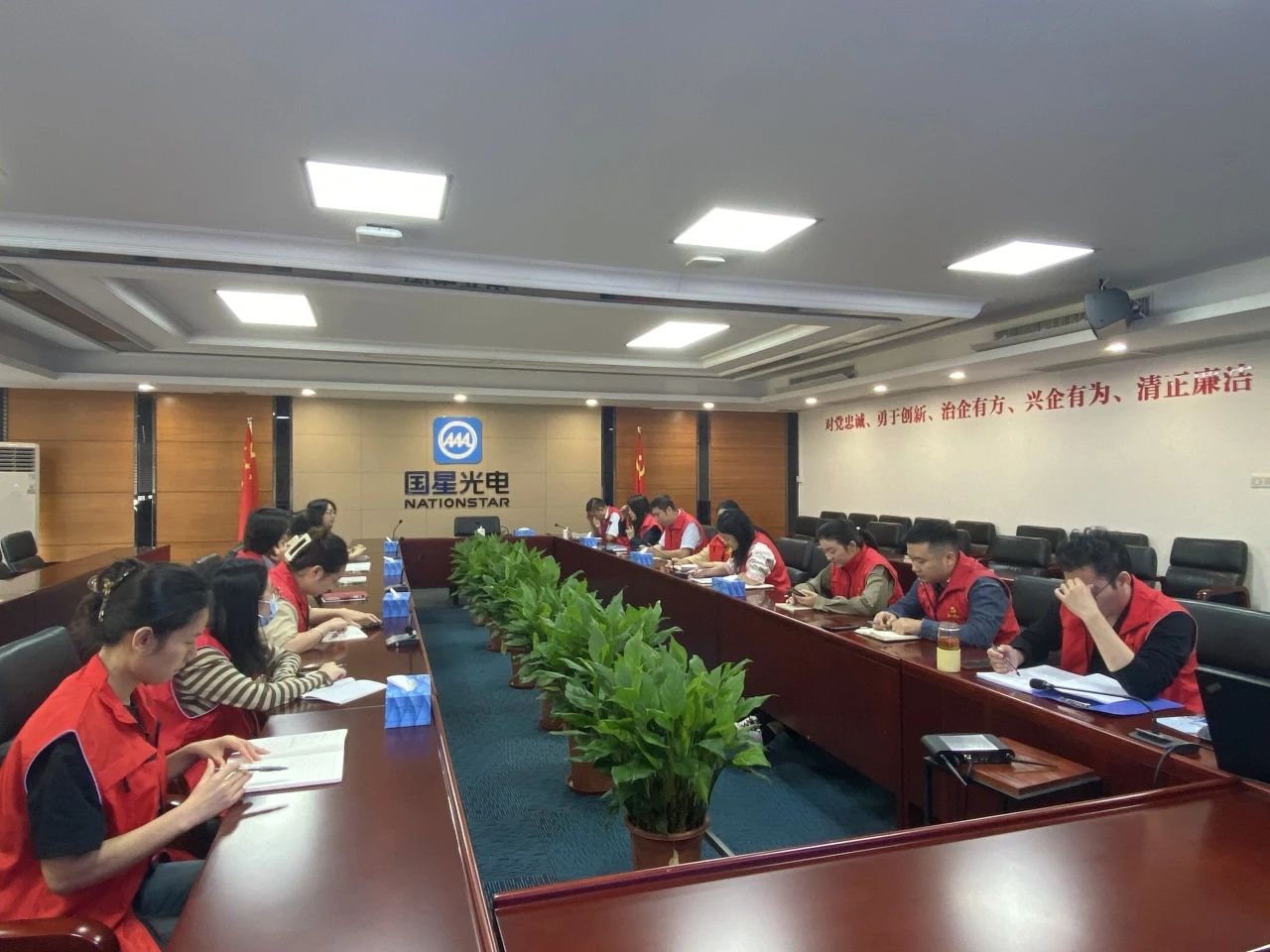 大干快干四序度 奋力攀高夺全胜 —— 南宫NG娱乐光电各党支部吹响决胜整年“冲锋号”（一）